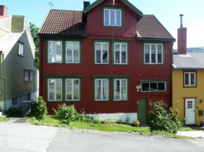 Гостиница Red Old House Tromsø Apartment  Тро́мсё